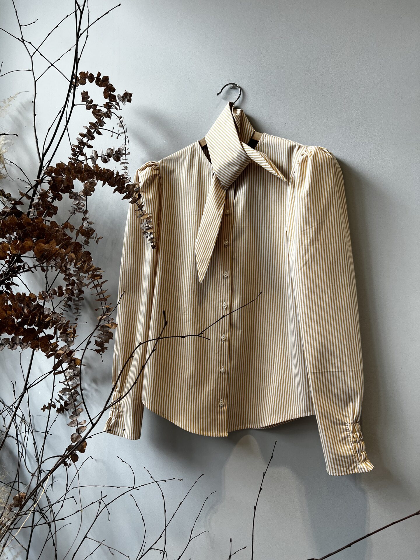 Camisa manga abullonada raya amarilla