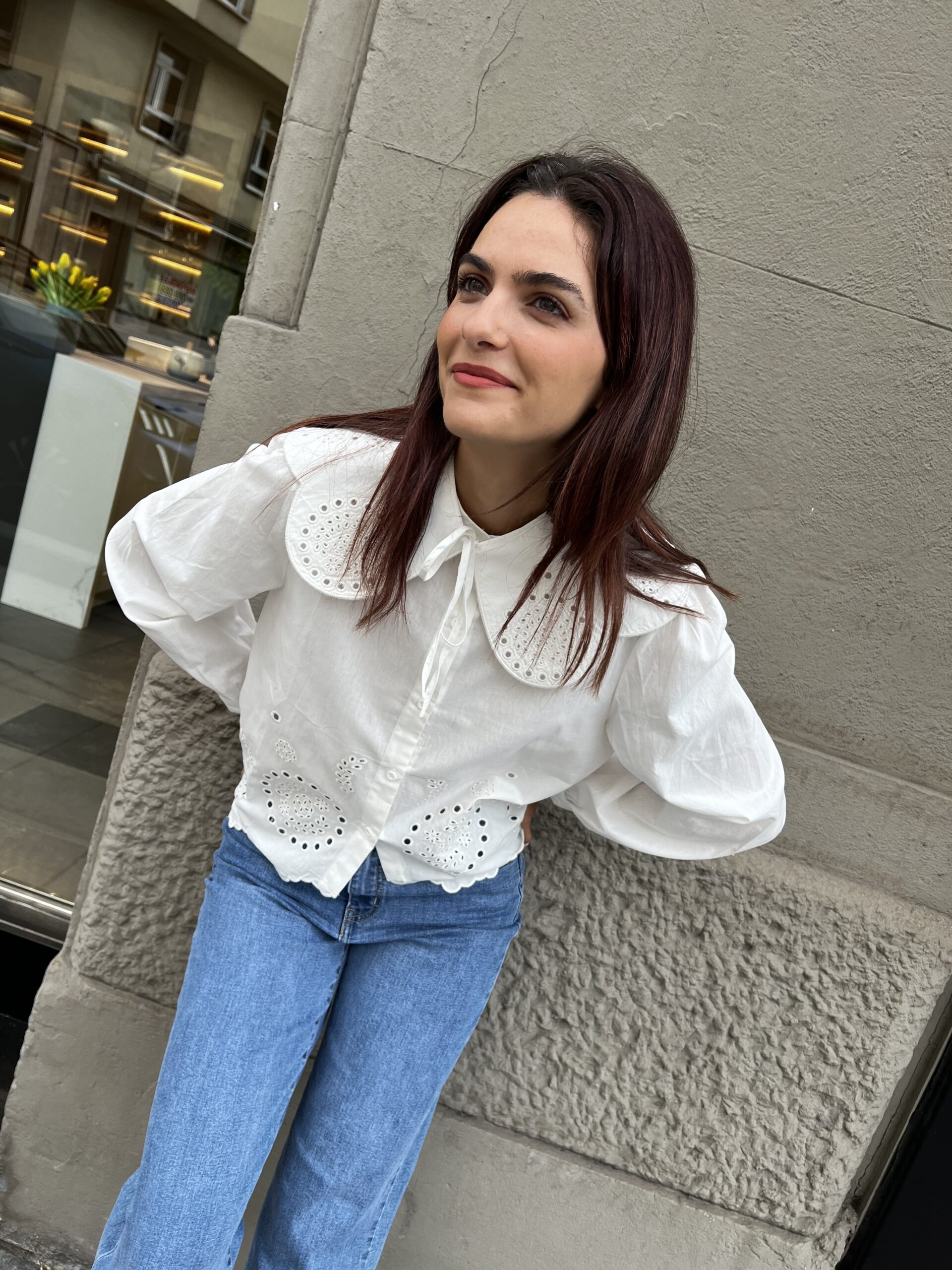 Camisa blanca con cuello babero desmontable