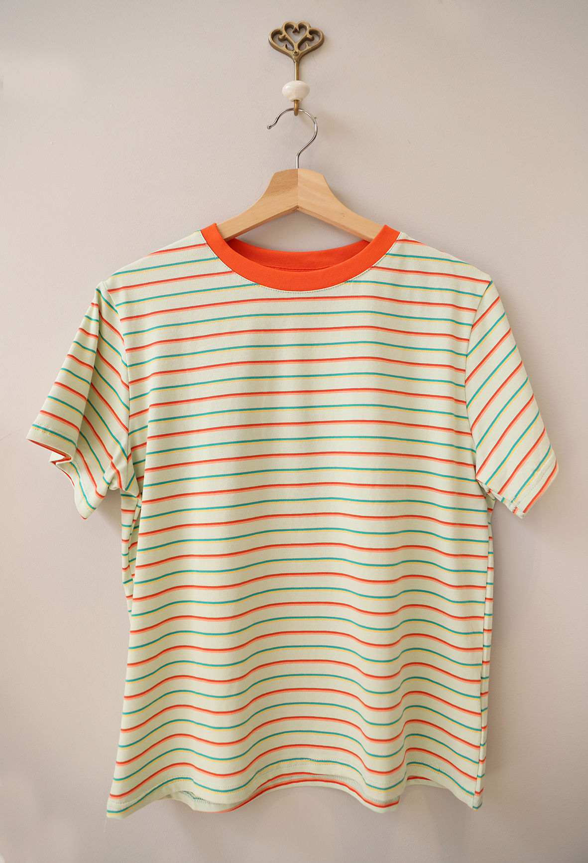 Camiseta pastel cuello naranja