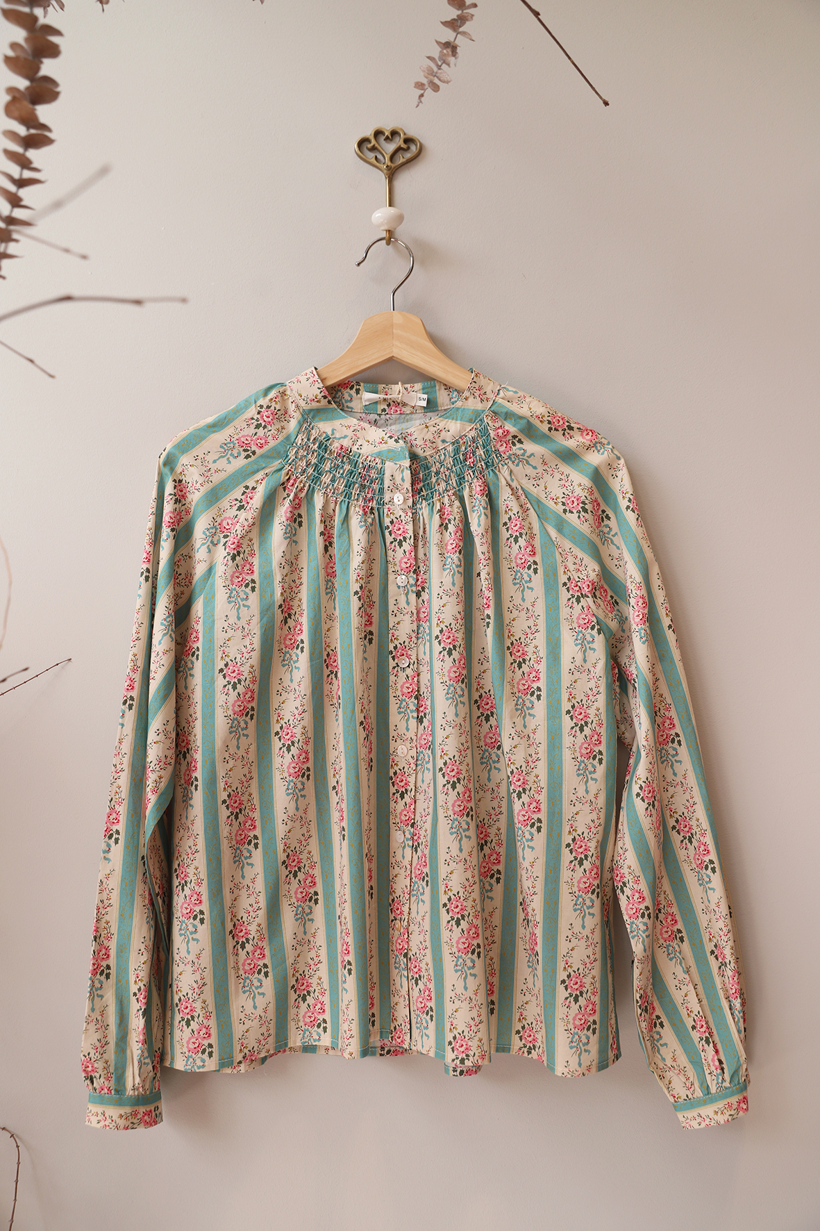 Blusa Floral turquesa con nido de abeja