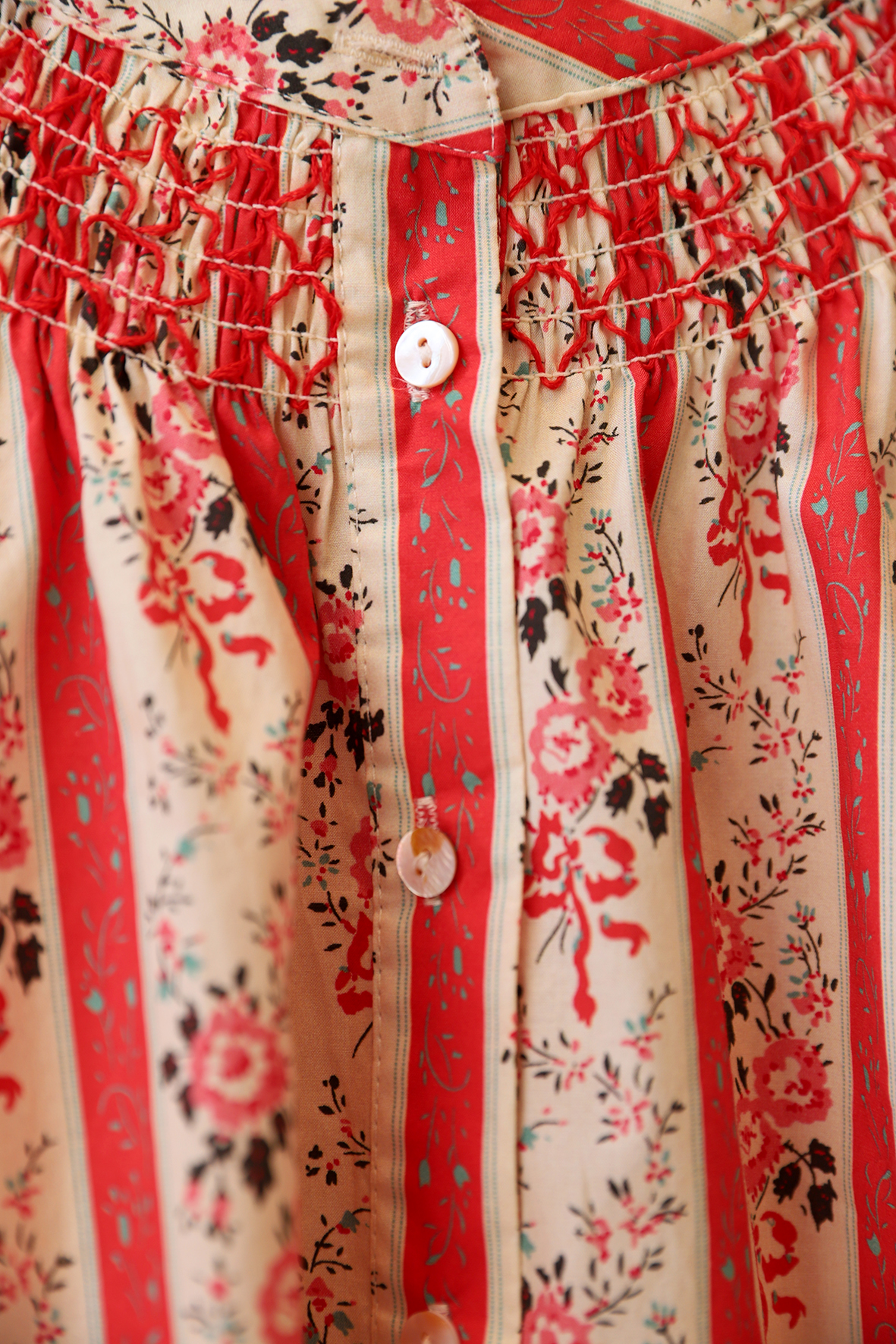 Blusa Floral Coral con nido de abeja