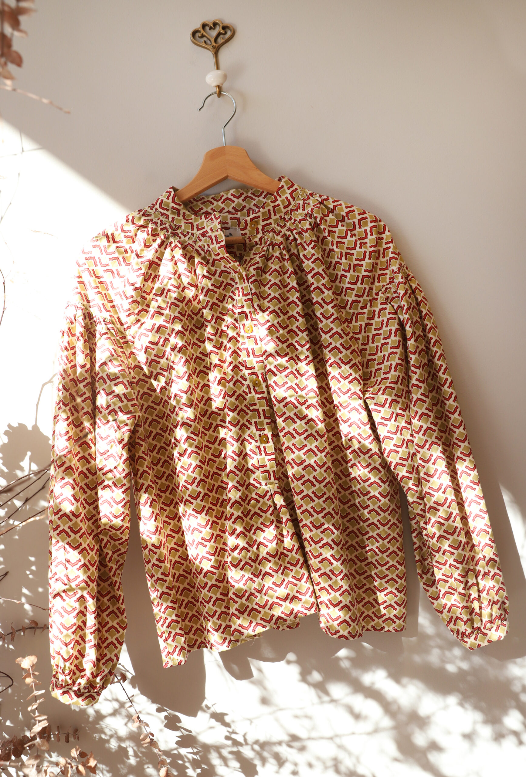 Blusa flores geométricas